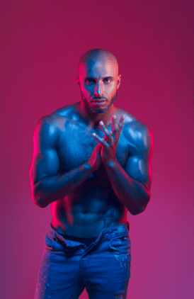 Aladin 1 non com;pressed-min a man wearing a blue shirt